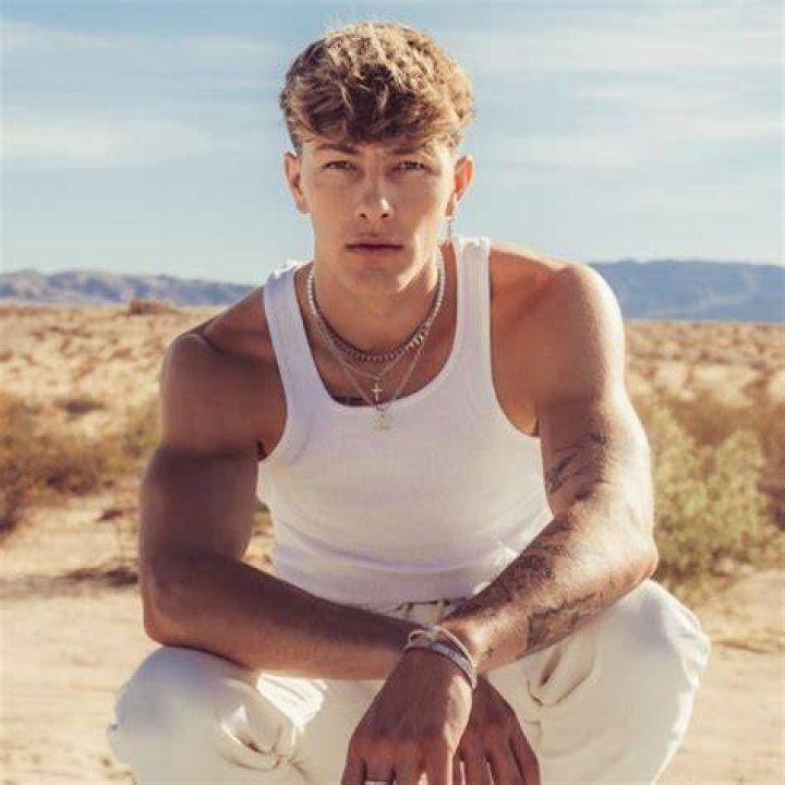 Tayler Holder Height, Weight, Net Worth, Age, Birthday, Wikipedia, Who, Nationality, Biography
